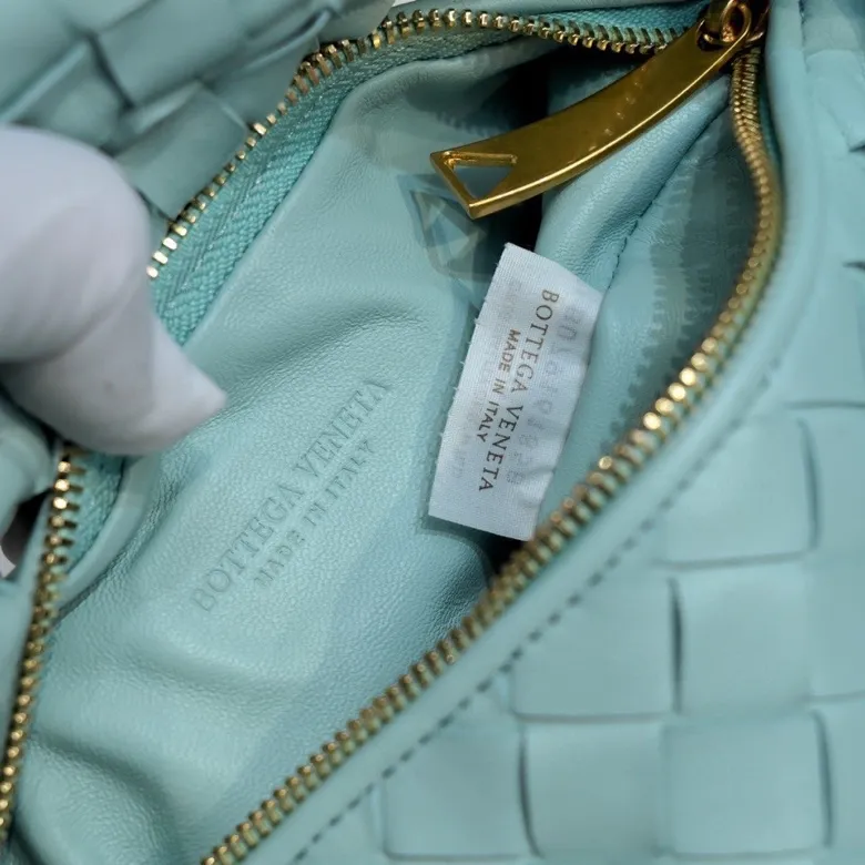 Batch 1120BV Bottega Veneta's new early spring women's MINI JODIE handbag BV bag 🔥The new method is based on the original rounded corners, knotted with classic woven leather round hobo bag, The most iconic triangular pull-out design, using sheepskin draped soft shape, is super suitable for concave shapes~ Jodie feels really gentle to people, and is definitely the best item for daily matching. It has the same weave, new elements and twists, is compact and versatile, and is the new favorite of street style Internet celebrities! Dimensions: 23x28x8 Model: 6699-1